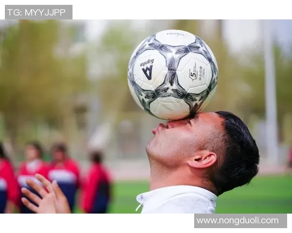 成熟足球明星女孩的魅力与梦想在绿茵场上的精彩瞬间