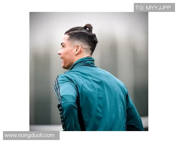 足球明星们的国外丸子头造型大比拼时尚与运动的完美结合