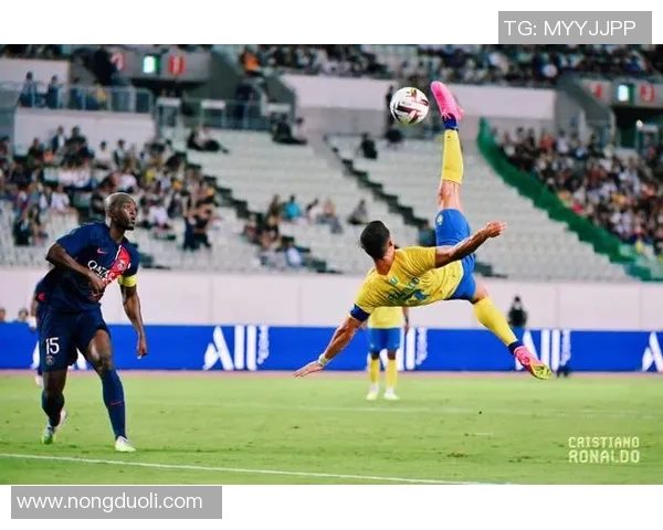 足球明星惊艳倒勾射门瞬间引发全场欢呼震撼球迷心灵